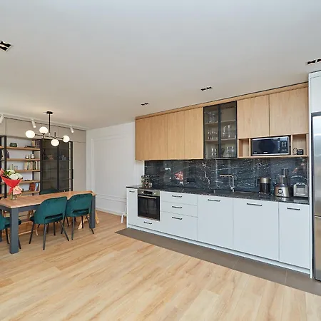 N17 Garden - Parking - Workdesk - Blackout Rolls- Netflix - Wash&dry *