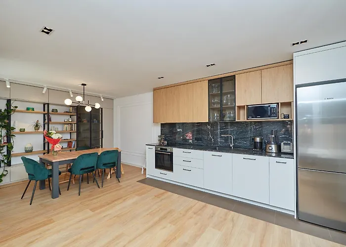 N17 Garden - Parking - Workdesk - Blackout Rolls- Netflix - Wash&dry *